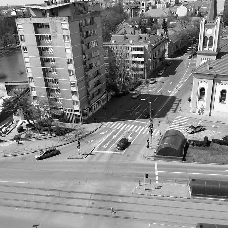Ana'S Apartment Oradea Bagian luar foto